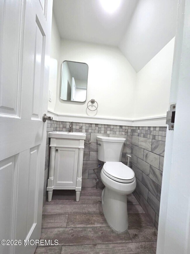 Building Photo - 92 Village Green Way