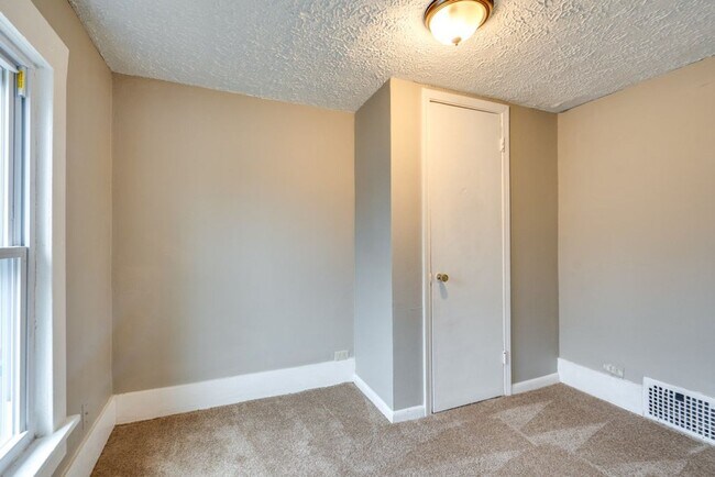 Building Photo - Spacious 3 Bedroom Akron Home