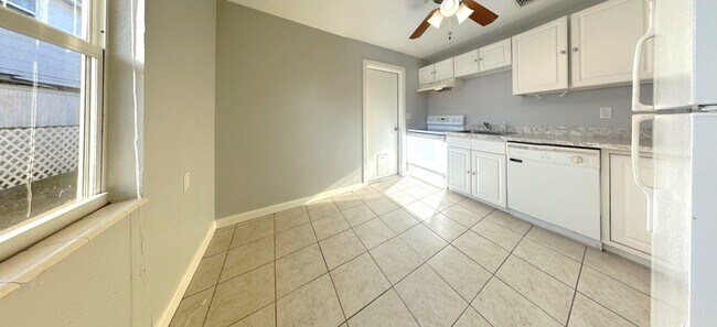 Building Photo - 5566 Kelly Dr N