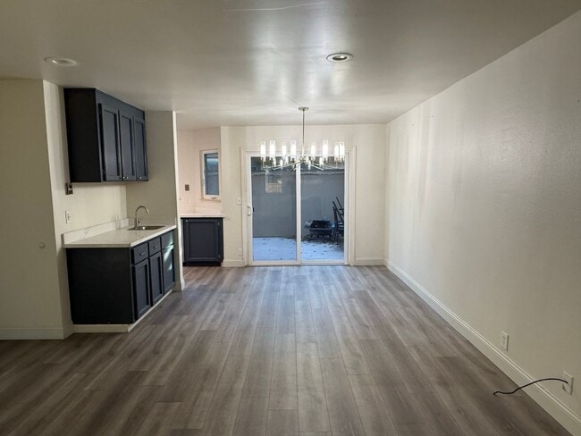 Building Photo - Well Appointed 3 Bedroom 2.5 Bath Townhome in Perfect Campbell Location!