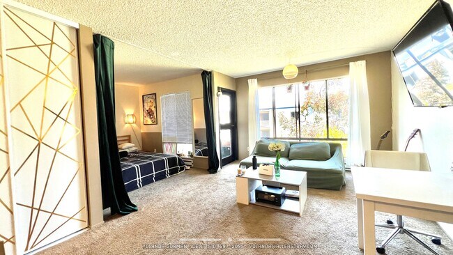 Building Photo - Lovely Top Floor Studio at Watergate Community - Partially Furnished