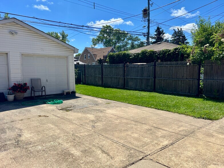 Shared Yard - 5043 W Cornelia Ave