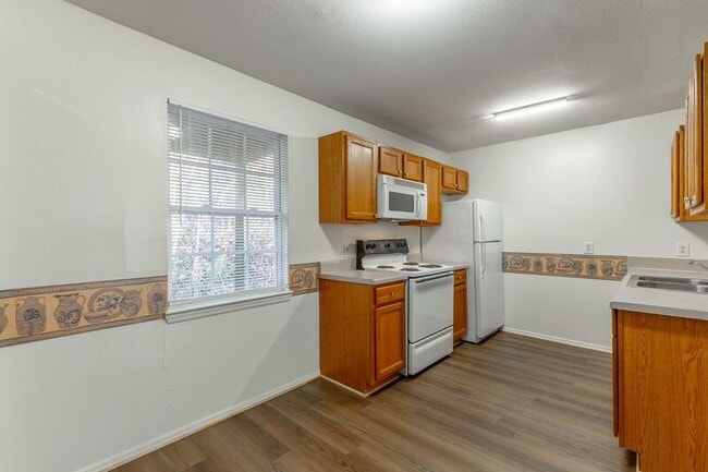 Building Photo - 82 Eastwood Ct