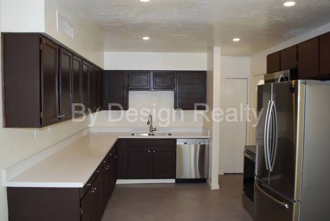 Building Photo - Recently Updated - 3 Bed 2 Bath - Large Ga...