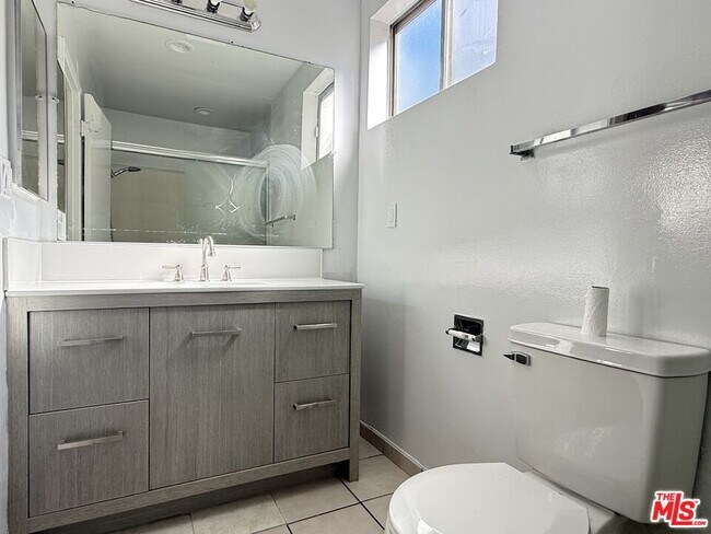 Building Photo - 1438 S Canfield Ave