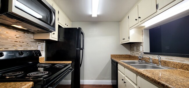 Building Photo - Beautiful Two Bedroom One Bath Apartment Home