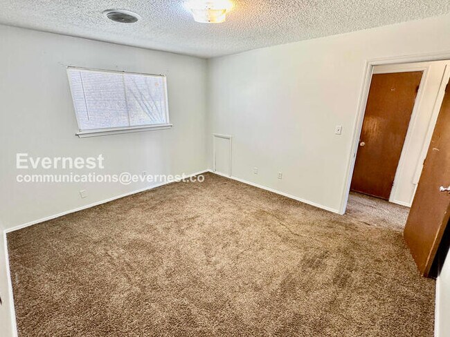 Building Photo - 2 Bed/1 Bath Townhome with Off-Street Parking / Pet-Friendly / Available Now!