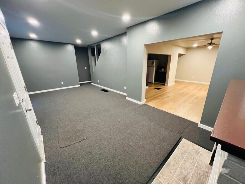 Building Photo - 260 W Chestnut St