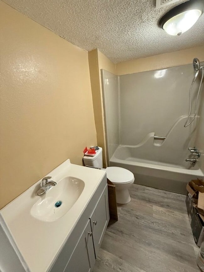 Building Photo - Newly Renovated, spacious 4 bedroom / 3 bath