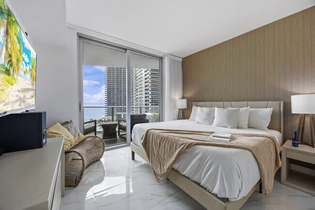 Building Photo - 4011 S Ocean Dr