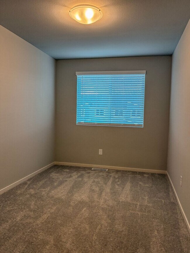 Building Photo - New Townhome 3 Bedroom Available now in Smith Creek Neighborhood