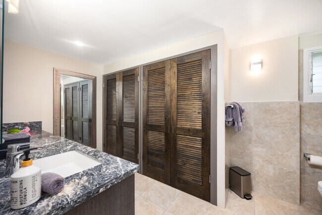 Building Photo - 456 Portlock Rd