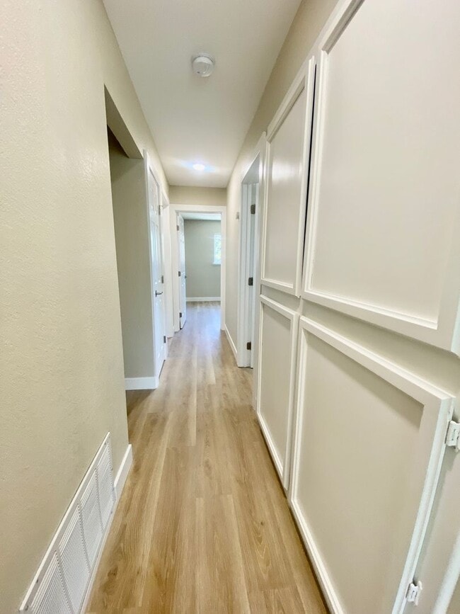 Building Photo - RECENTLY RENOVATED 4 BED, 2.5 BATH HOME ON CORNER LOT