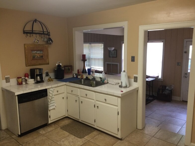 Kitchen - 2069 Gorgas St