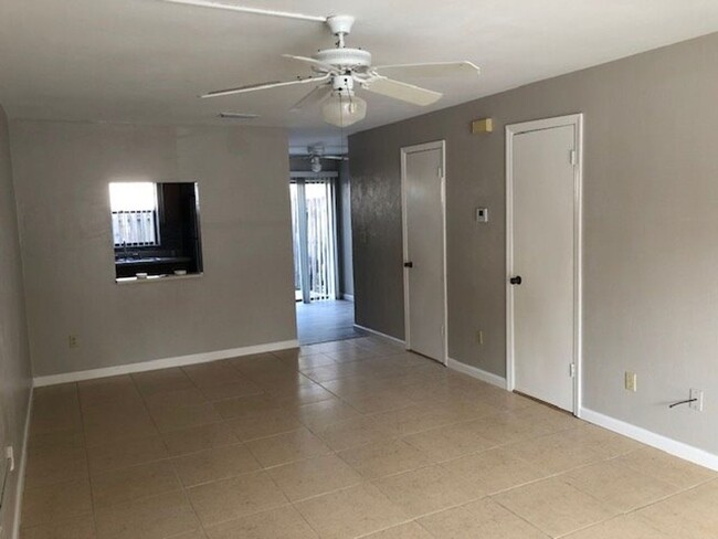 Building Photo - Perfectly Located 2Bed 1.5Bath For Rent in...