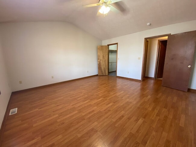 Building Photo - Large 4 Bed /  2 Bath Home