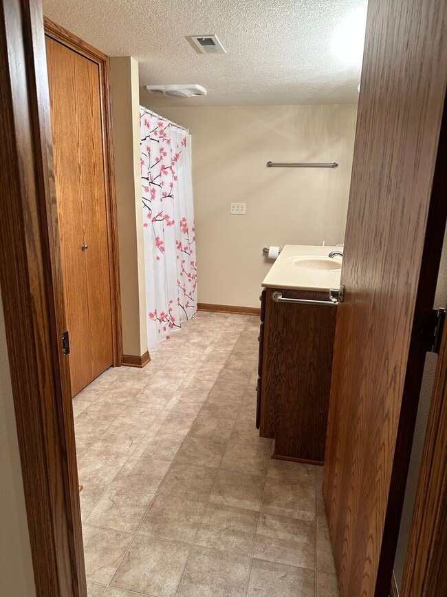 Building Photo - Rent: 4 Beds