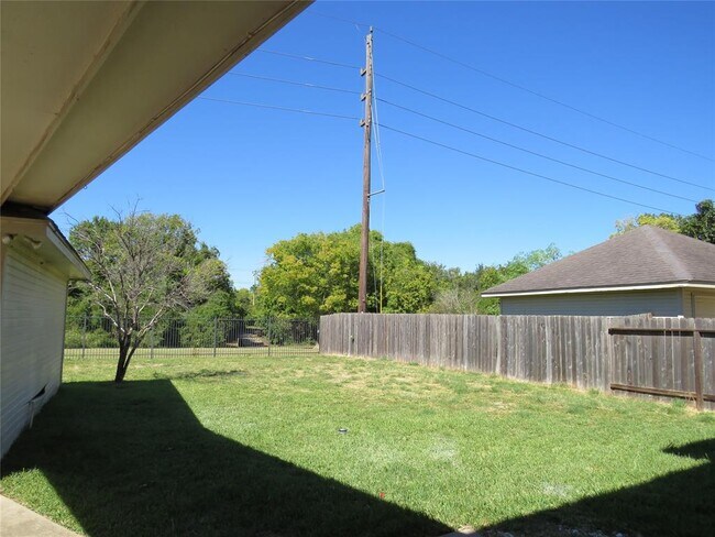 Building Photo - 2302 Plantation Bend Dr
