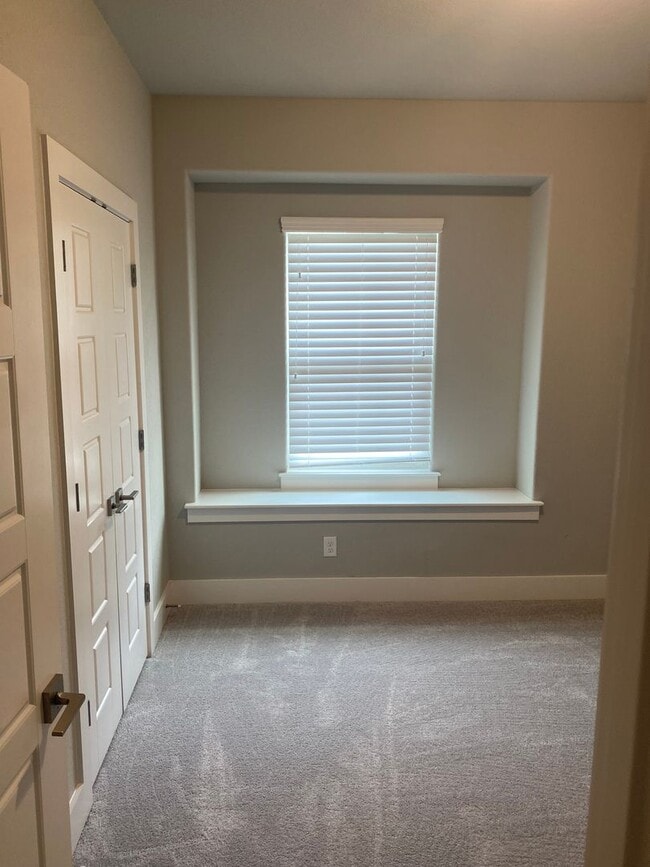Building Photo - Coming soon! Darling 3/2/2 Fireplace - Walk in Shower - commuter friendly