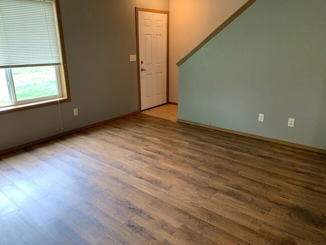 Building Photo - 301 Arianna Pl