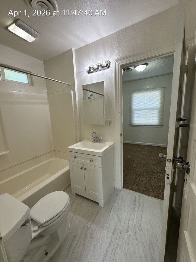 Building Photo - Country Home located in Tulare Available Now!!