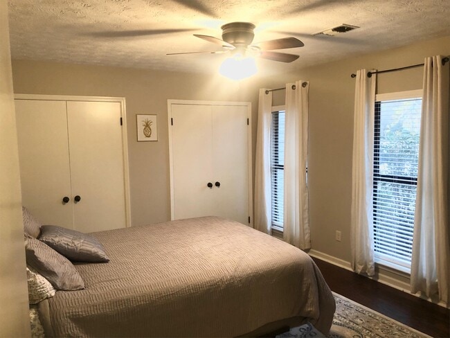 Building Photo - 1530 Laurelwood Ln