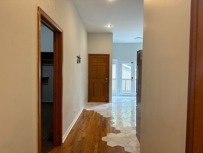 Building Photo - 923 W Fletcher St