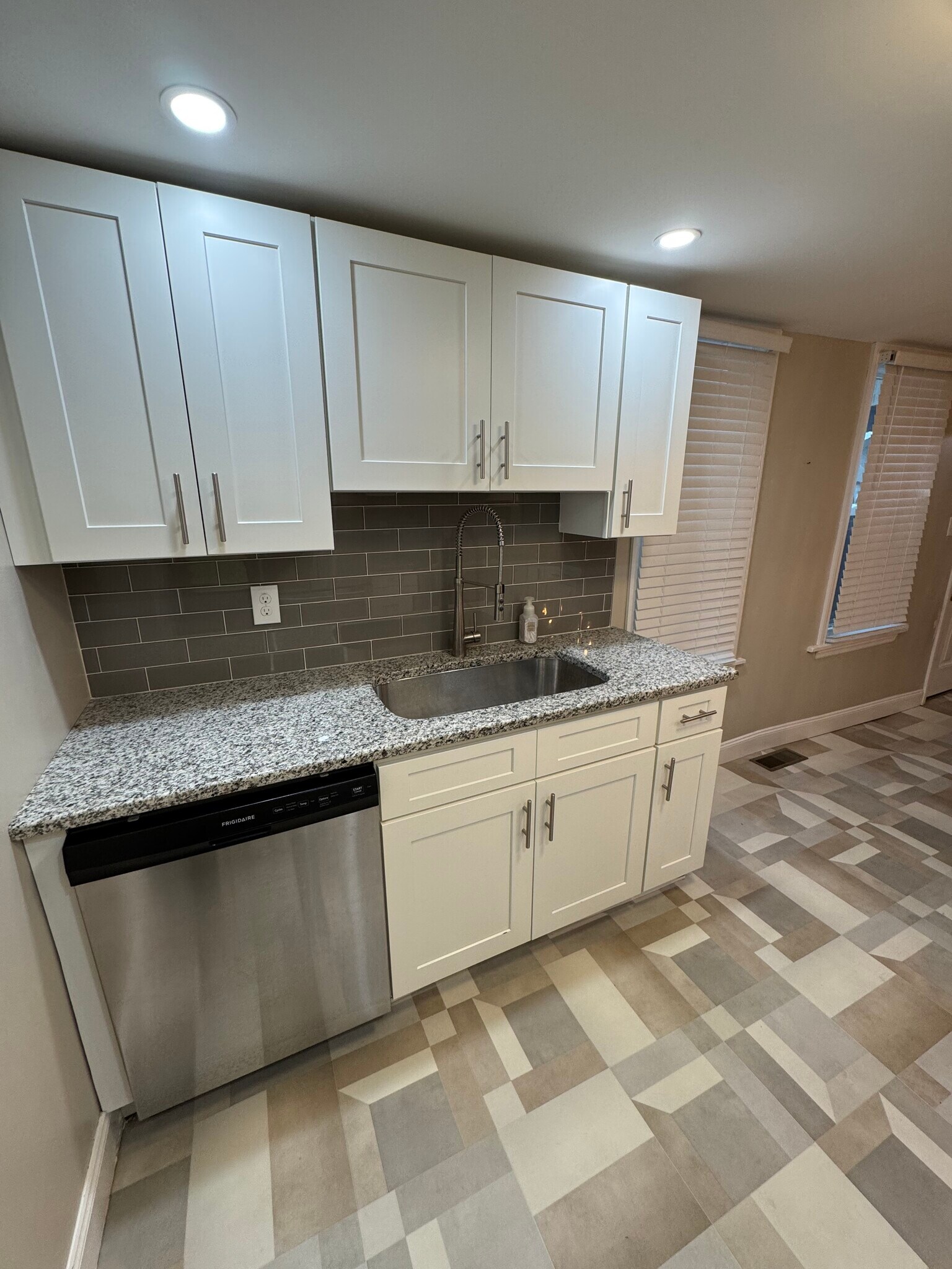 Building Photo - 554 Walnut St