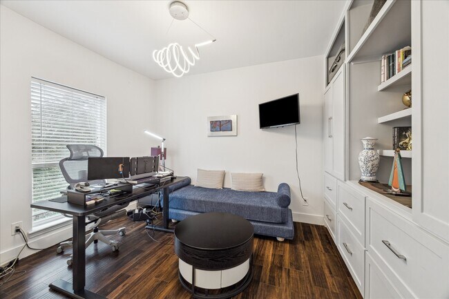 Building Photo - 2100 Tanglewilde St