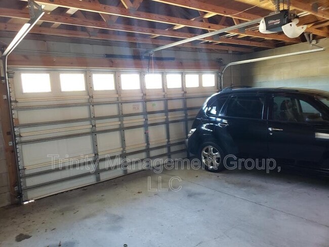 Building Photo - 10264 Spring Hill Dr