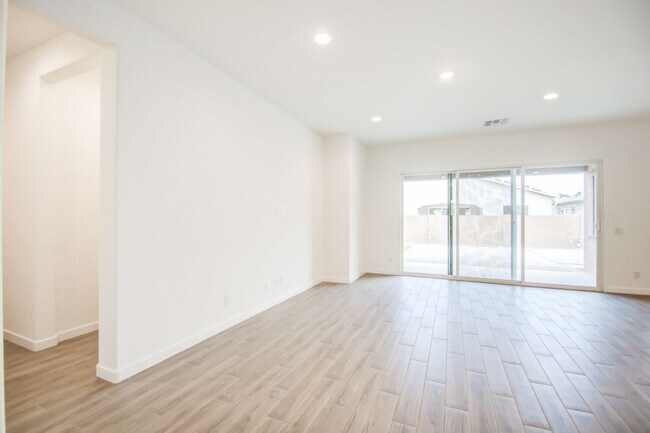 Building Photo - NEW 4 Bedroom home in Phoenix!