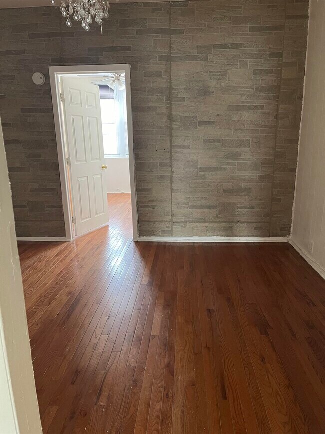 Building Photo - 1128 Summit Ave