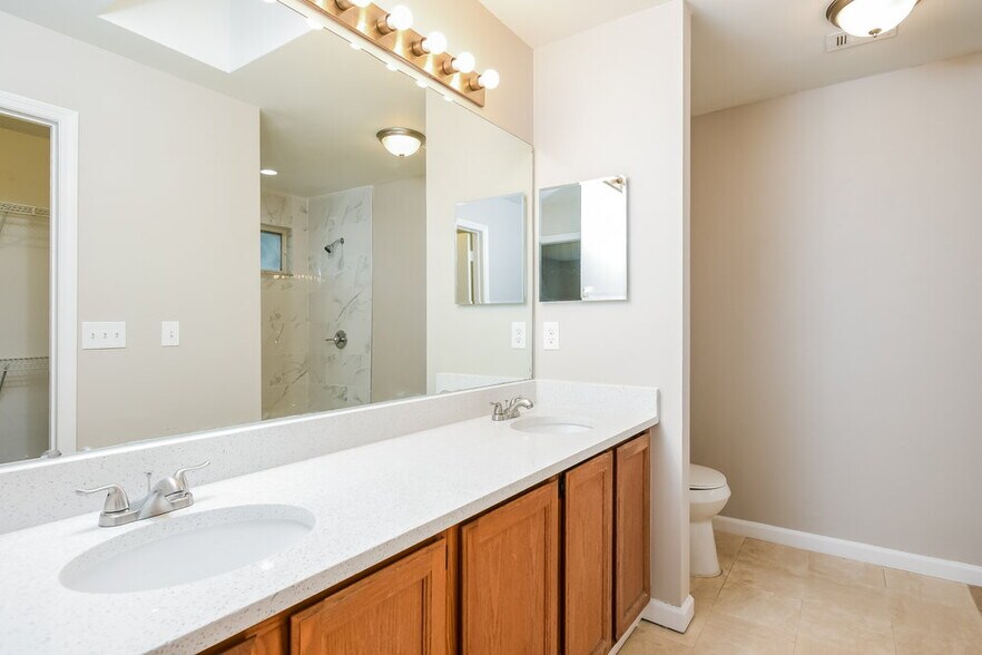 Building Photo - 305 Palmview Ct