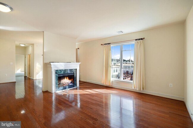 Building Photo - 525 Belmont Bay Dr
