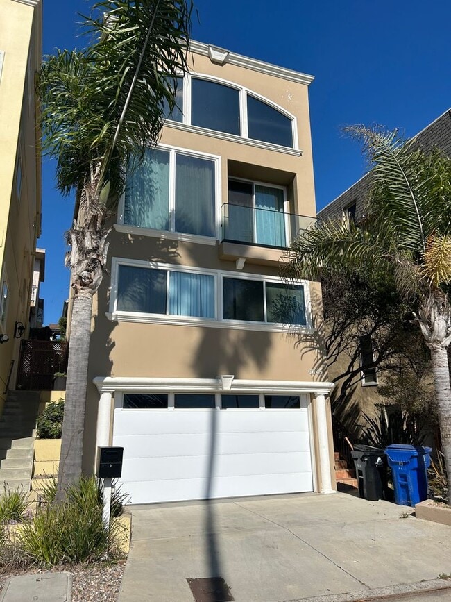 Building Photo - Amazing 3 story free standing contemporary house with terrific ocean views in Playa Del Rey