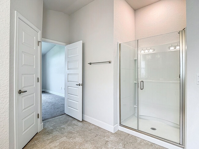 Building Photo - Welcome in to this beautiful Unfurnished -...