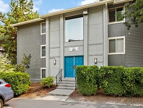Building Photo - Location, Location, Location 3-bedroom Sammamish Bluffs Condo