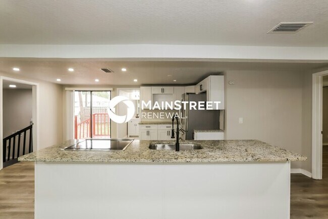 Building Photo - 3 Bedroom Pet-Friendly Home in ST PETERSBURG, FL with Main Street Renewal