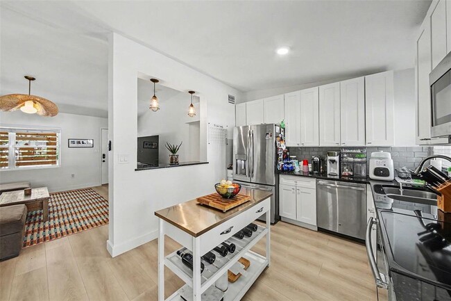 Building Photo - 1026 S Lakemont Ave