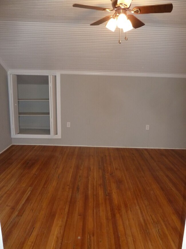 Building Photo - Stunning, renovated 7br home in the heart of Carrboro! Walk to downtown w/ ease, walk or bike to ...