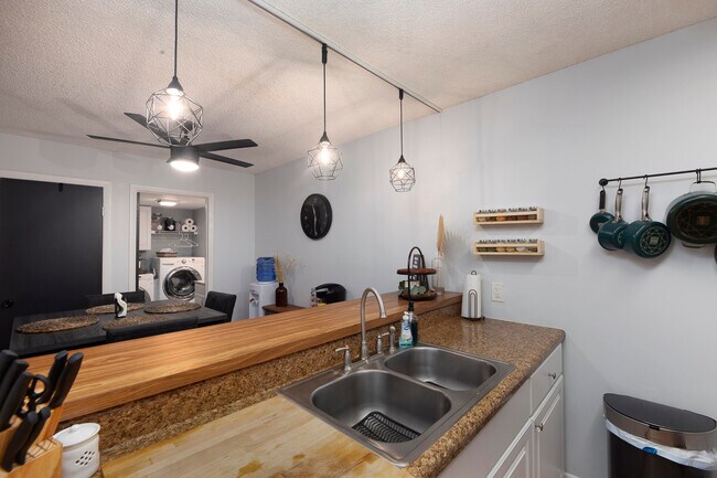 Building Photo - 2980 SW Sunset Trace Cir