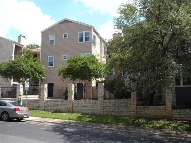 Building Photo - Winchester on West Campus - Huge 2Bd /2Ba - W/D - Reserved Parking - Fireplace - $1600