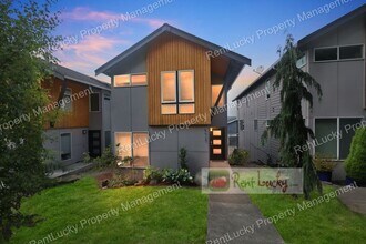 Building Photo - Immaculate and LARGE 4-Bedroom Home in Unb...