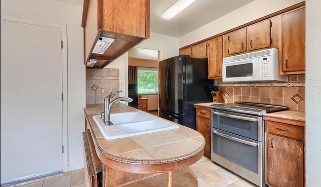 Building Photo - Huge room in a large shared home, private bathroom, great neighborhood, friendly roommates!