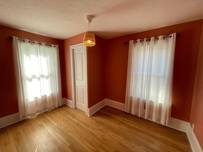 Building Photo - Three bedroom one bathroom home for rent