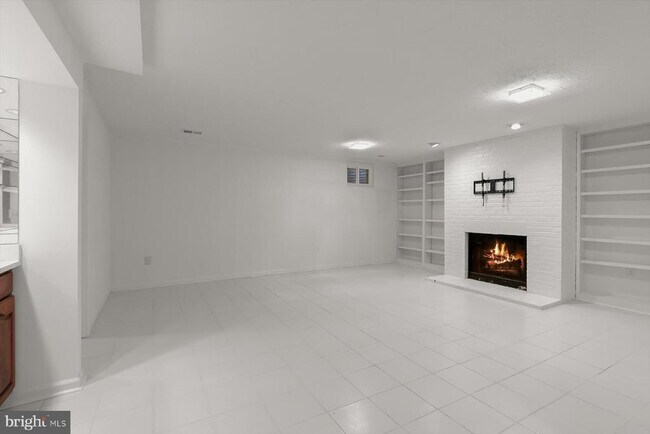 Building Photo - 1550 McLean Commons Ct