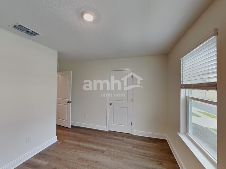 Building Photo - 5980 Pinewood Ests Dr