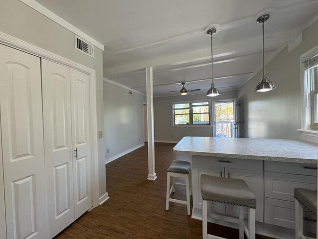 Building Photo - 303 3rd St