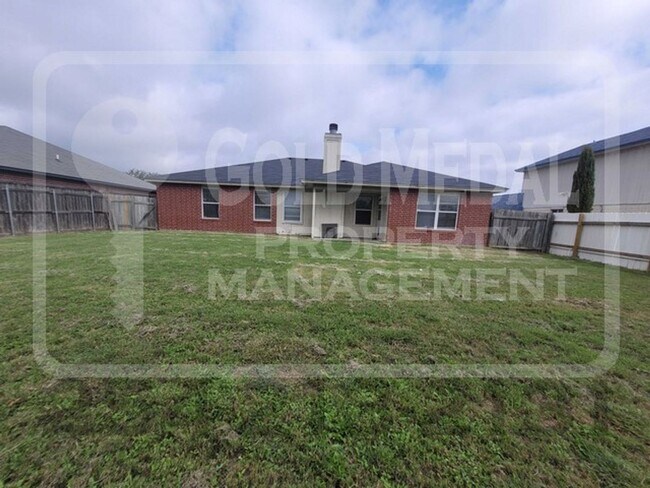 Building Photo - Charming 4-Bed, 2-Bath now available for r...