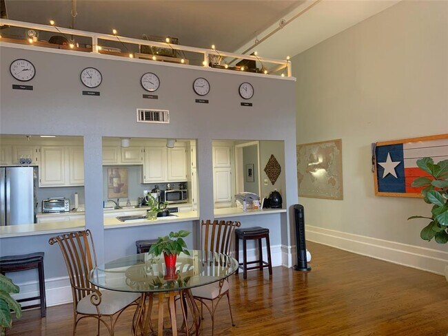 Building Photo - 2121 The Strand